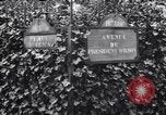 Standbild Road Sign Paris Frankreich, 1919, aus Sekunde 22 historischem Filmmaterial Videoclip 65675039621