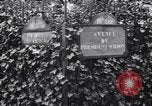 Standbild Road Sign Paris Frankreich, 1919, aus Sekunde 23 historischem Filmmaterial Videoclip 65675039621