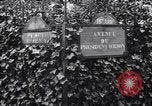 Standbild Road Sign Paris Frankreich, 1919, aus Sekunde 24 historischem Filmmaterial Videoclip 65675039621