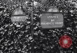 Standbild Road Sign Paris Frankreich, 1919, aus Sekunde 25 historischem Filmmaterial Videoclip 65675039621