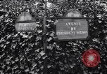 Standbild Road Sign Paris Frankreich, 1919, aus Sekunde 26 historischem Filmmaterial Videoclip 65675039621