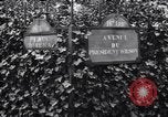 Standbild Road Sign Paris Frankreich, 1919, aus Sekunde 27 historischem Filmmaterial Videoclip 65675039621