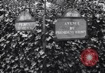 Standbild Road Sign Paris Frankreich, 1919, aus Sekunde 28 historischem Filmmaterial Videoclip 65675039621