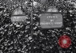 Standbild Road Sign Paris Frankreich, 1919, aus Sekunde 29 historischem Filmmaterial Videoclip 65675039621