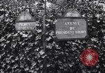 Standbild Road Sign Paris Frankreich, 1919, aus Sekunde 30 historischem Filmmaterial Videoclip 65675039621