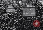 Standbild Road Sign Paris Frankreich, 1919, aus Sekunde 31 historischem Filmmaterial Videoclip 65675039621