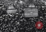 Standbild Road Sign Paris Frankreich, 1919, aus Sekunde 32 historischem Filmmaterial Videoclip 65675039621