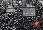 Standbild Road Sign Paris Frankreich, 1919, aus Sekunde 34 historischem Filmmaterial Videoclip 65675039621
