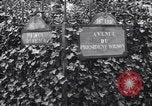 Standbild Road Sign Paris Frankreich, 1919, aus Sekunde 35 historischem Filmmaterial Videoclip 65675039621