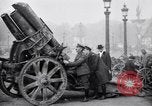 Image Première Guerre Mondiale allemand  l'équipement affiché à l'Hôtel des Invalides Paris France, 1918, de la seconde 4 séquences d'archives historiques vidéo 65675039626