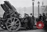 Image Première Guerre Mondiale allemand  l'équipement affiché à l'Hôtel des Invalides Paris France, 1918, de la seconde 7 séquences d'archives historiques vidéo 65675039626