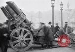 Image Première Guerre Mondiale allemand  l'équipement affiché à l'Hôtel des Invalides Paris France, 1918, de la seconde 8 séquences d'archives historiques vidéo 65675039626