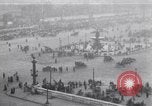 Image Français foule inspecte l'équipement allemands capturés Paris France, 1918, de la seconde 1 séquences d'archives historiques vidéo 65675039627