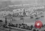 Image Français foule inspecte l'équipement allemands capturés Paris France, 1918, de la seconde 3 séquences d'archives historiques vidéo 65675039627
