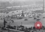 Image Français foule inspecte l'équipement allemands capturés Paris France, 1918, de la seconde 4 séquences d'archives historiques vidéo 65675039627