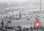 Image Français foule inspecte l'équipement allemands capturés Paris France, 1918, de la seconde 5 séquences d'archives historiques vidéo 65675039627