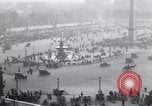 Image Français foule inspecte l'équipement allemands capturés Paris France, 1918, de la seconde 6 séquences d'archives historiques vidéo 65675039627