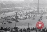 Image Français foule inspecte l'équipement allemands capturés Paris France, 1918, de la seconde 7 séquences d'archives historiques vidéo 65675039627
