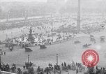 Image Français foule inspecte l'équipement allemands capturés Paris France, 1918, de la seconde 8 séquences d'archives historiques vidéo 65675039627