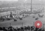 Image Français foule inspecte l'équipement allemands capturés Paris France, 1918, de la seconde 9 séquences d'archives historiques vidéo 65675039627