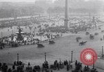 Image Français foule inspecte l'équipement allemands capturés Paris France, 1918, de la seconde 10 séquences d'archives historiques vidéo 65675039627