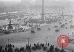 Image Français foule inspecte l'équipement allemands capturés Paris France, 1918, de la seconde 11 séquences d'archives historiques vidéo 65675039627