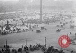 Image Français foule inspecte l'équipement allemands capturés Paris France, 1918, de la seconde 12 séquences d'archives historiques vidéo 65675039627