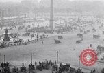 Image Français foule inspecte l'équipement allemands capturés Paris France, 1918, de la seconde 13 séquences d'archives historiques vidéo 65675039627