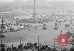 Image Français foule inspecte l'équipement allemands capturés Paris France, 1918, de la seconde 14 séquences d'archives historiques vidéo 65675039627