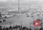 Image Français foule inspecte l'équipement allemands capturés Paris France, 1918, de la seconde 15 séquences d'archives historiques vidéo 65675039627