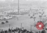 Image Français foule inspecte l'équipement allemands capturés Paris France, 1918, de la seconde 16 séquences d'archives historiques vidéo 65675039627