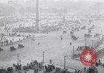 Image Français foule inspecte l'équipement allemands capturés Paris France, 1918, de la seconde 17 séquences d'archives historiques vidéo 65675039627