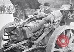Image Français foule inspecte l'équipement allemands capturés Paris France, 1918, de la seconde 31 séquences d'archives historiques vidéo 65675039627