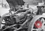 Image Français foule inspecte l'équipement allemands capturés Paris France, 1918, de la seconde 32 séquences d'archives historiques vidéo 65675039627