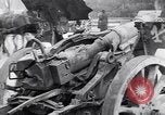 Image Français foule inspecte l'équipement allemands capturés Paris France, 1918, de la seconde 34 séquences d'archives historiques vidéo 65675039627