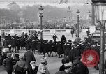 Image Français foule inspecte l'équipement allemands capturés Paris France, 1918, de la seconde 41 séquences d'archives historiques vidéo 65675039627