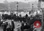 Image Français foule inspecte l'équipement allemands capturés Paris France, 1918, de la seconde 42 séquences d'archives historiques vidéo 65675039627