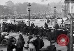 Image Français foule inspecte l'équipement allemands capturés Paris France, 1918, de la seconde 43 séquences d'archives historiques vidéo 65675039627