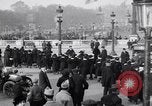 Image Français foule inspecte l'équipement allemands capturés Paris France, 1918, de la seconde 44 séquences d'archives historiques vidéo 65675039627