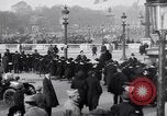 Image Français foule inspecte l'équipement allemands capturés Paris France, 1918, de la seconde 45 séquences d'archives historiques vidéo 65675039627