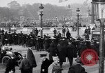 Image Français foule inspecte l'équipement allemands capturés Paris France, 1918, de la seconde 46 séquences d'archives historiques vidéo 65675039627
