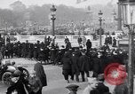 Image Français foule inspecte l'équipement allemands capturés Paris France, 1918, de la seconde 47 séquences d'archives historiques vidéo 65675039627