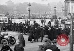 Image Français foule inspecte l'équipement allemands capturés Paris France, 1918, de la seconde 48 séquences d'archives historiques vidéo 65675039627