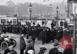 Image Français foule inspecte l'équipement allemands capturés Paris France, 1918, de la seconde 49 séquences d'archives historiques vidéo 65675039627