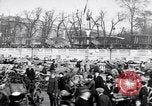 Image Français foule inspecte l'équipement allemands capturés Paris France, 1918, de la seconde 50 séquences d'archives historiques vidéo 65675039627