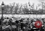 Image Français foule inspecte l'équipement allemands capturés Paris France, 1918, de la seconde 51 séquences d'archives historiques vidéo 65675039627