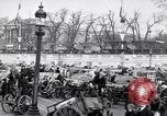 Image Français foule inspecte l'équipement allemands capturés Paris France, 1918, de la seconde 52 séquences d'archives historiques vidéo 65675039627