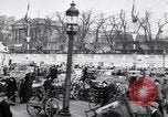 Image Français foule inspecte l'équipement allemands capturés Paris France, 1918, de la seconde 53 séquences d'archives historiques vidéo 65675039627