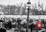 Image Français foule inspecte l'équipement allemands capturés Paris France, 1918, de la seconde 54 séquences d'archives historiques vidéo 65675039627