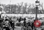 Image Français foule inspecte l'équipement allemands capturés Paris France, 1918, de la seconde 55 séquences d'archives historiques vidéo 65675039627
